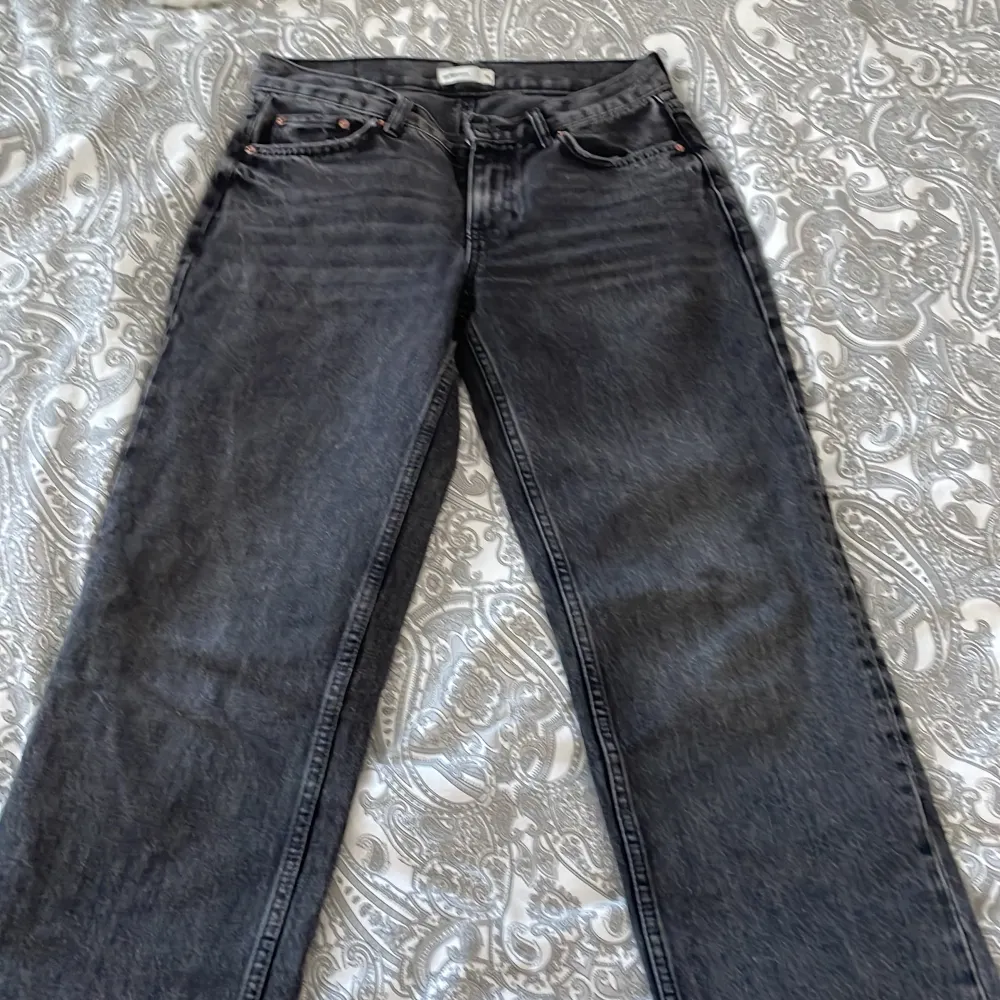 Ett par Low Waist straight jeans från Gina tricot i storlek 36. Använd fåtal gånger. Jeans & Byxor.