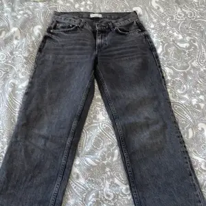 Ett par Low Waist straight jeans från Gina tricot i storlek 36. Använd fåtal gånger