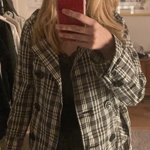 Rutig jacka - Skit snygg rutig jacka med skerp. Säljer pga har inte kommit till användning💗