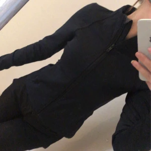 Tränings Kofta - En jätte skön tränings kofta med små luft hål i ryggen och hål vid tummarna. Superfin figursydd ”jacka” , bara inte kommit till användning 🤍