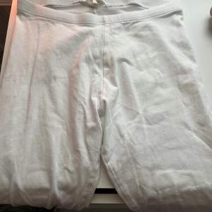 Ett par vita tights som aldrig har använts men köptes för 2 år sedan på h&m. Perfekt för sommarkvällar, köptes för cirka 50 kr😊 