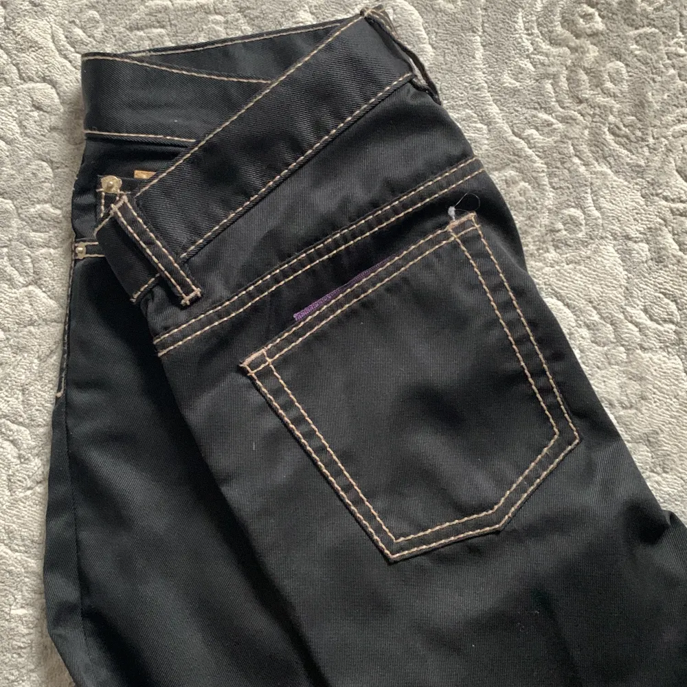 Svarta byxor från Eytys i modellen Cypress cali i storlek 30/34. Sparaamt använda, som i nyskick. Notera att byxorna på modellen är en aningen glansiagre, men har samma passform.🌟. Jeans & Byxor.