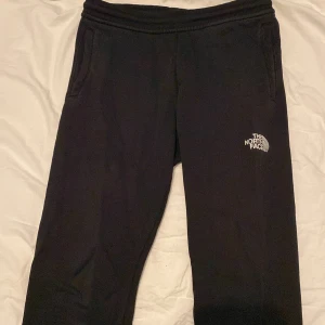 The north face  - Säljer mina byxor för att jag använder inte dom. Inte skador alls. Använda i typ ett år. Har tyvär inte något kvitto kvar. Man kan få mer bilder om man vill. Köpte dom för 800. Pris 500 kan diskuteras 