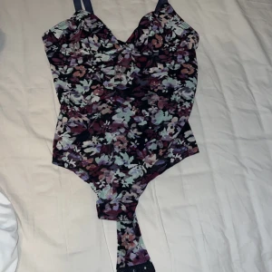 Body - Blommig body, använd 3 gånger. Stretchig