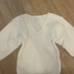 Stickad tröja - Stickad tröja från H&M. Är nästintill oanvänd. Vid frågor är det bara att kontakta❤️Kan sälja direkt❗️❗️