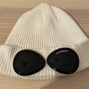 Cp company mössa vit  - Tjenare jag säljer min cp company mössa i färgen vit 💖💖 väldigt snygg och populär men tycker inte jag passar i den så försöker sälja den nu, 💖💖💖 original pris 1300kr mitt pris 700kr helt okej skick 💖💖 shoppa loss nu 💖💖💸💸priset kan diskuteras 
