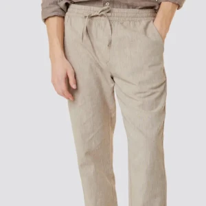 Linnebyxor beige  - Jättesnygga linnebyxor perfekt till sommaren för mycket bra pris och skönt material. Använda 1 gång.  Storlek: Medium  Märke: Cubus - org pris - 500 Längd: 100cm    För fler bilder/frågor skriv privat  Pris kan diskuteras 