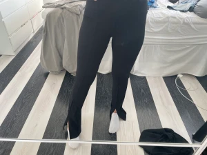 Kostymbyxor med slits - Kostymbyxor med slits från bikbok i storlek S men passar även XS! Tjockt material och fint skick. Ganska långa på mig som är 163 så funkar även för längre! Köparen står för frakten🫶🏼