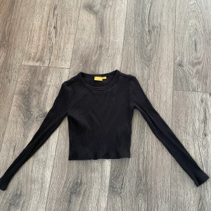 Långärmad tröja croppad - Kort långärmad tröja från Gina Tricot köpt på barnavdelningen. Den passar en XS. 