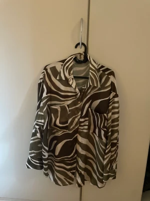 Set - Matchande set från zara! Storlek M i skjorta och kjol! Säljer på grund av att det inte kommer till användning. 300kr för båda, 180kr om man vill köpa en del.