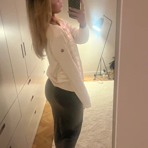 Moncler cardigan  - Så himla snygg moncler cardigan köpt på Birger Jarlsgatan i stockholm i Moncler-butiken. Den är i strl M och sitter supersnyggt på min som vanligtvis bär strl S. Kvitto, lappar, kartong samt påse medföljer vid köp. Denna färg och modell är slutsåld. Lätt missfärgning men som borde gå bort i tvätten, på armen även en liknande missfärgning på andra armen men mycket mindre, det synd dock inte. Hör av dig för fler bilder💘 jag bjuder på frakt. Pris kan diskuteras vid snabb affär