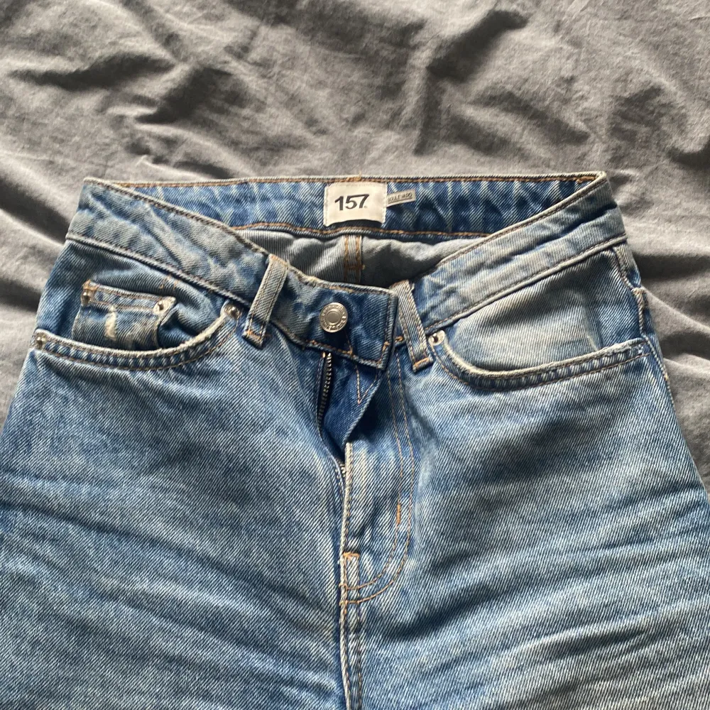 Snygga jeans ifrån Lager 157. Köpta för 1 år sen men använt få gånger . Höga . Köpare står för frakt . Jeans & Byxor.