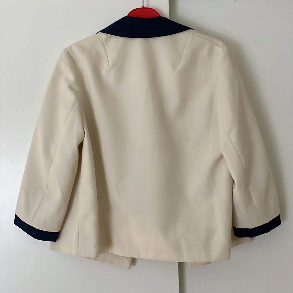 Vit kavaj med blå detaljer - 90