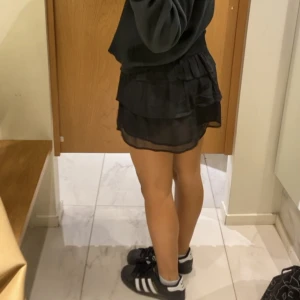 Kjol - Jätte fin svart kjol för 150kr. Nypris 350kr. Storlek S. ❤️