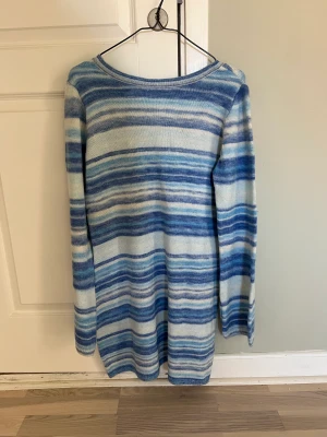 Stickad klänning - Stickad klänning från Nelly helt oanvänd med prislapp kvar. Slutsåld på hemsidan 💙