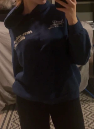 Hoodie - Jättefin blå Hoodie med tryck på baksidan och text i fram