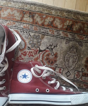 Converse - Vinröda oanvända converse  Stl 9 Ca 39 herrstorlek