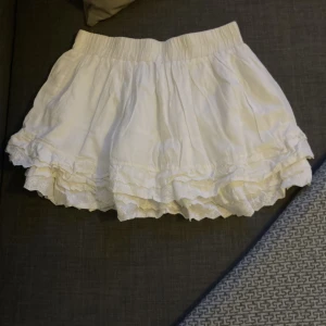 Kjol  - Vit kjol med spets 