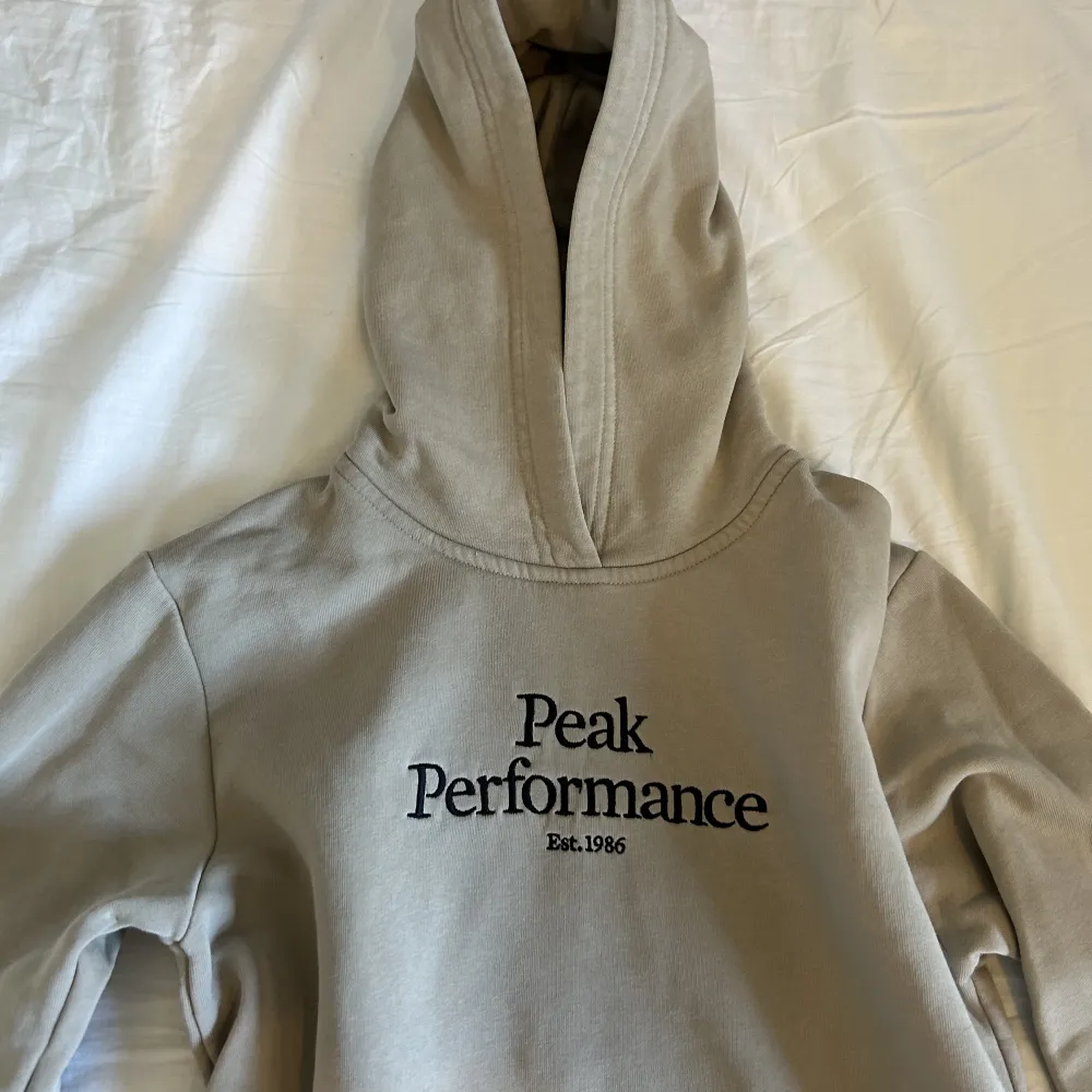 Beige peak performance hoodie! Knappt använd, så nyskick! Hör av dig vid frågor💕. Hoodies.