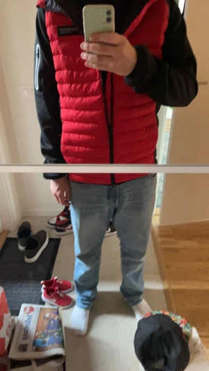 Mckenzie jacka - Jackan har använts tre gånger och jag köpte den förra vintern. Men tröttnade snabbt på jackan den är i storlek S och är i nästan nytt skick original pris var 700kr från JD sport 