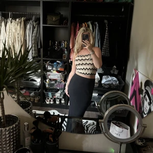 Linne - Jättefint stickat linne från mango med mönster och glitterdetaljer, storlek M, endast använt 1 gång!