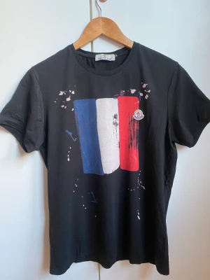 Moncler T-shirt - Moncler T-shirt i storlek XL men passar definitivt mindre storlekar också.    Säljer pga för liten  Kan mötas upp i malmö, annars står köpare för frakt.