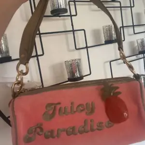 I'm desperately in search of Juicy Paradise barrel bags or anything that says Juicy Paradise on it! I am willing to pay a lot for these items. Please let me know if you see something or have one you would like to sell. Thanks in advance!! 