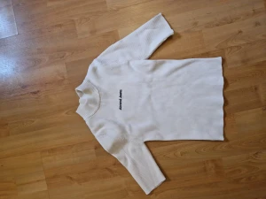 Abrand jeans top - Top ifrån abrand jeans. Ny pris 399 kr. Tidigare ägd av paradise hotell stjärnan Anna Pankova. 🤍