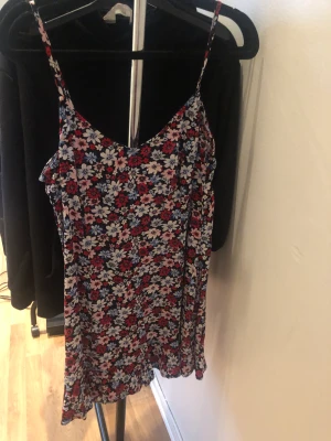 klänning -  Knappt använd, jätte fin och skön kvalite men för kort för mig som är 1,54. 