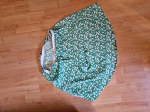Grön sommarkjol - Grön sommarkjol ifrån Lager 157. Säljes på grund av att den är för stor och därav inte kommit till användning. Små söta vita blommor på den.💚