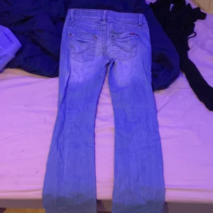 Lågmidjade utsvängda jeans - Köpte dom för 400 kr