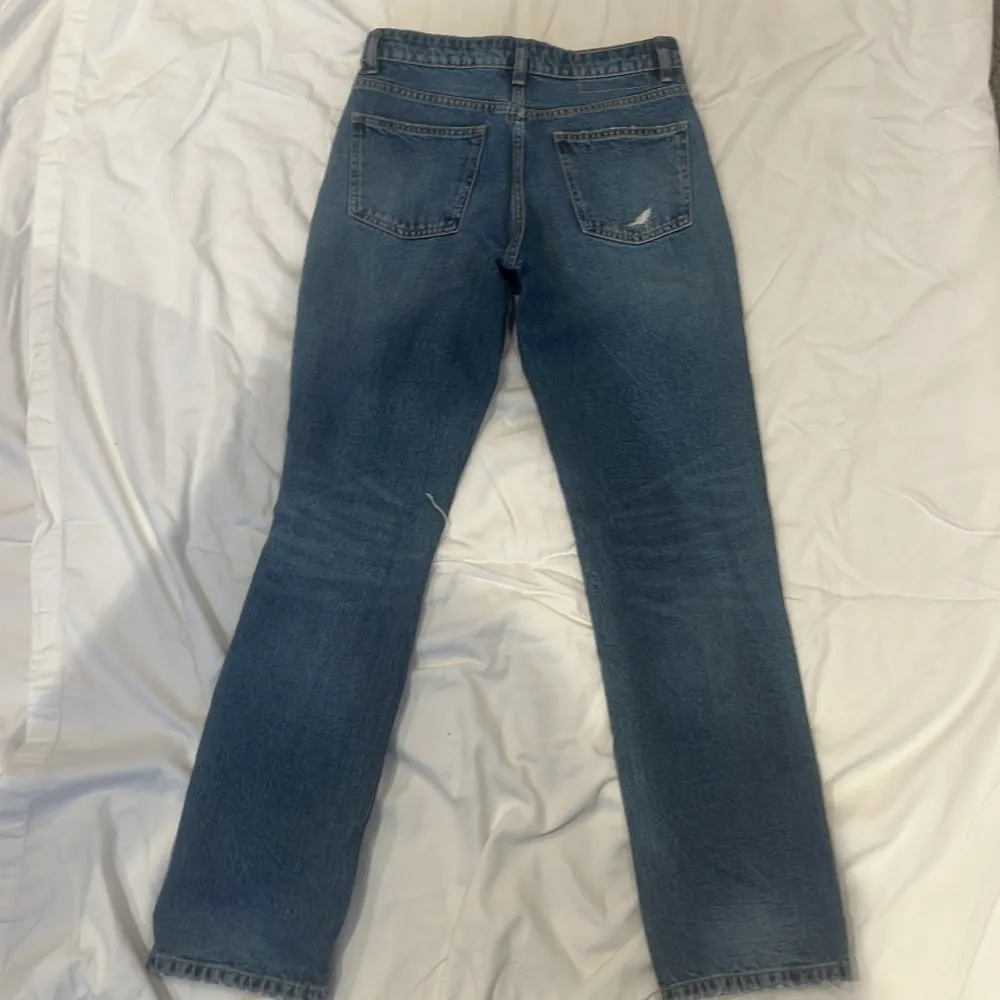 Säljer låg/mid- midjade jeans från zara i storlek 36/S💓Avända 1-2 gånger. Pris kan diskuteras!. Jeans & Byxor.