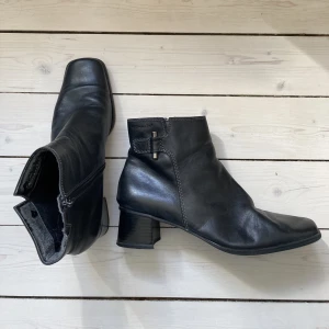 Snygga svarta boots med klack  - Snygga skor som är sparsamt använda men inköpta secondhand. Inget ont att säga om dessa bara inte min stil med klack men tycker dom är så snygga! 