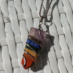 Chakra kristall halsband - Använd ej köp nu funktionen, skriv privat om du vill köpa. Frakt: 15kr 💜Chakra halsband   Kedja ingår ej