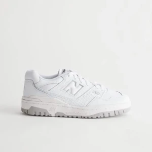 New Balance 550 - Säljer mina New Balance 550 White Grey från Restocks, de är i jättebra skick och köpta för 1500 kr. Skriv för fler bilder❣️