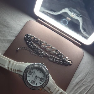 Klocka och armband - Super fin klocka och ett super fint arband! Har aldrig använt armbandet pga lite för stort och så har jag använt klockan cirka 9 gånger😍💗🌷