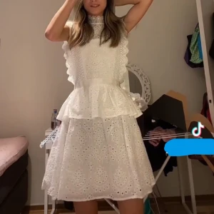 Klänning - Säljer min studentklänning som inte har någon fläck eller dylikt. Funkar lika bra som exempelvis midsommarklänning som studentklänning. Passar mig som har 34! Verkligen super super fin (den har en silikon så den hålls upp) 