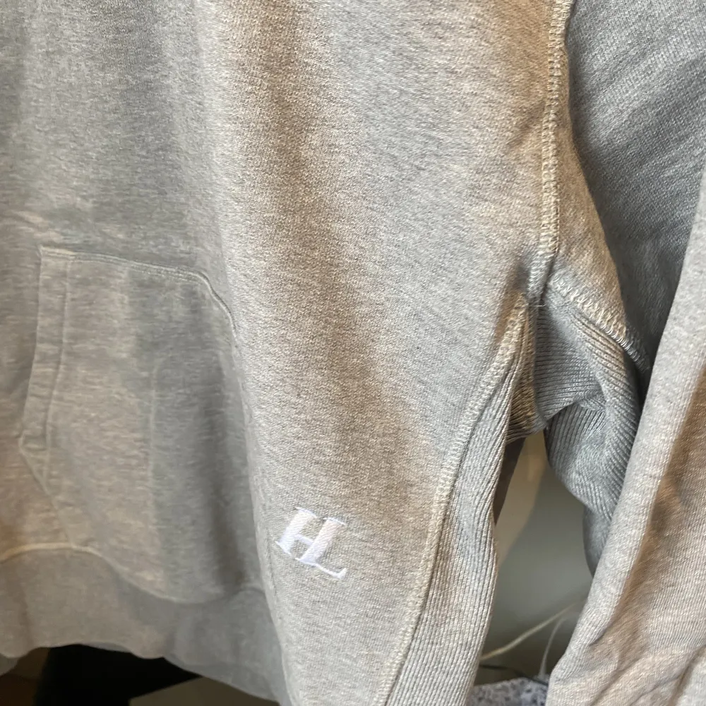 Helmut Lang HL logo hoody, inga flaws 8/10. Säljs pga inte använd på flera år. Hoodies.