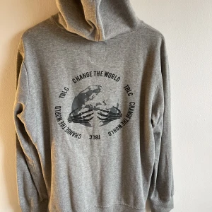 Grå hoodie med tryck!  - Säljer denna supermysiga hoodien som jag älskar men har tyvärr växt ur den! Den har som ni ser ett tryck på ryggen! Jag är 178 cm lång och den sitter superbra på mig, om du vill ha mer bilder så hör av dig! 🫶🏼