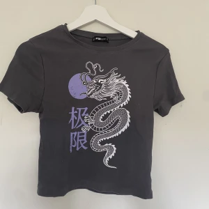 Tröja - Kortärmad tröja som är använd få gånger. Den är i storlek L men den är ganska liten i storleken så passar bra på de som brukar ha M/S