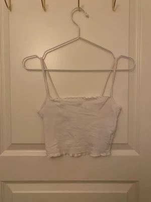 Topp - Helt ny topp från hm! Av klippt lapp pågrund utav skav. Köp för 15kr!🫶🏼