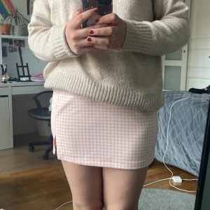 Kjol från hm - Jättesöt kjol från hm med resår i midjan. Aldrig använd, endast testad. Köparen står för frakt💕