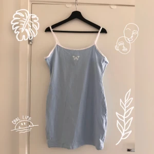 Blå klänning  - Söt klänning i kort längd och med stretch. Använd 2 gånger. 