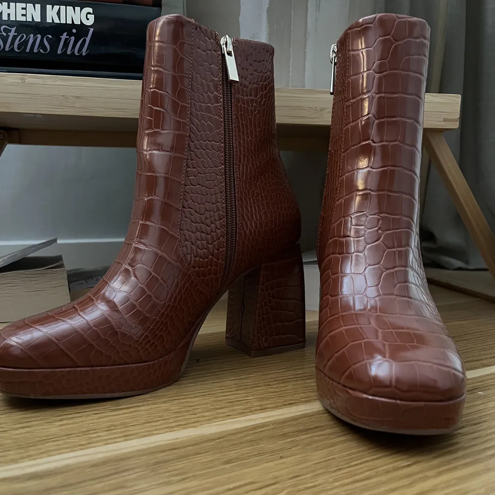 Bruna boots i storlek 39. Från ASOS aldrig använda endast provade inomhus. Skor.