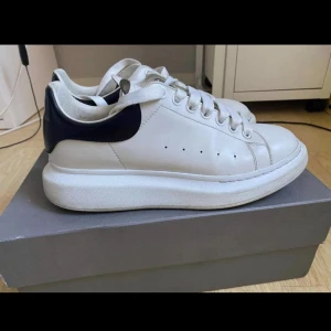 Alexander Mcqueen Skor - Riktig fina och passar till allt, kom dm vid fler frågor.