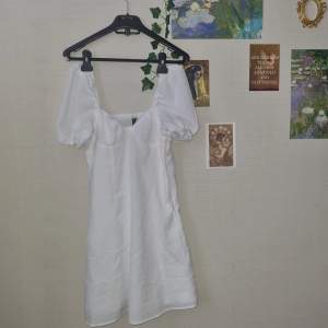 vit klänning med puffärm; perfekt om man vill ha en klänning som inte blåser upp! 🌷 endast använd en gång 💌