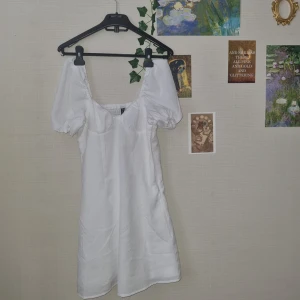 studentklänning 💌 - vit klänning med puffärm; perfekt om man vill ha en klänning som inte blåser upp! 🌷 endast använd en gång 💌