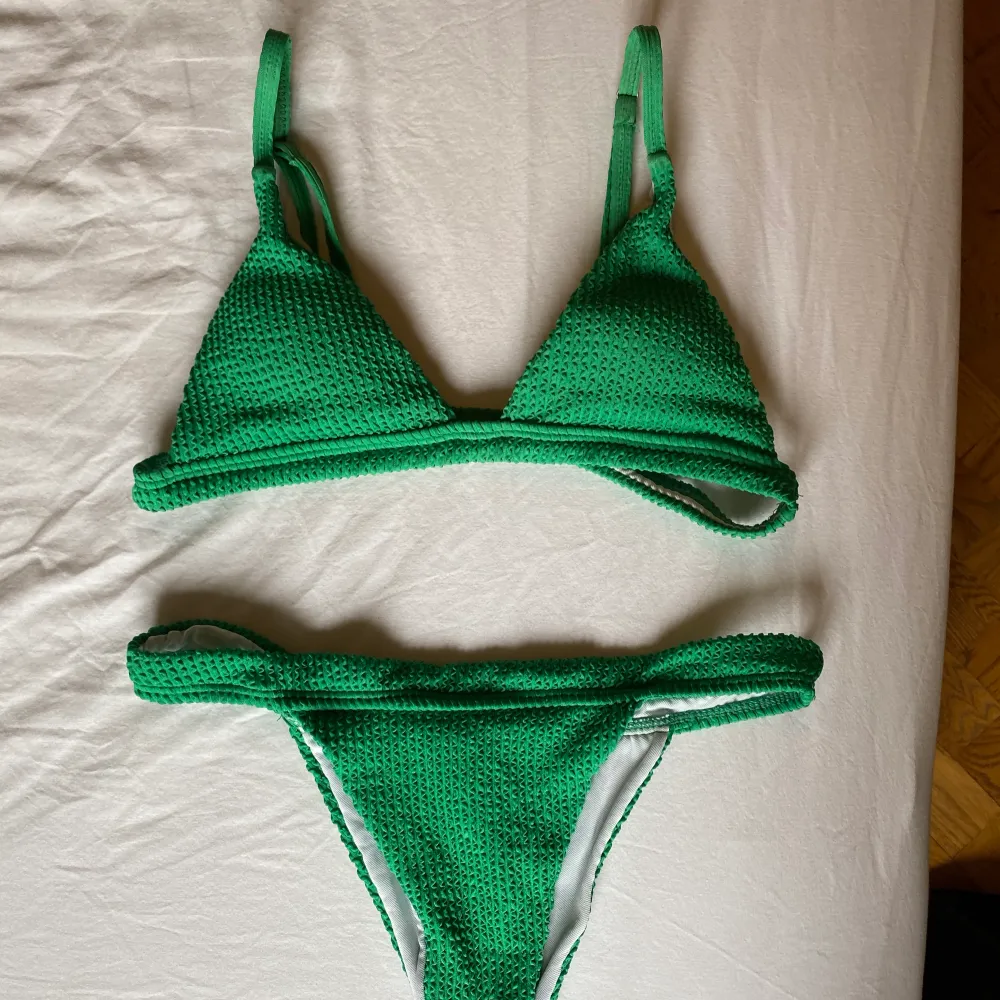 Snygg bikini från shein i en ursnygg grön färg!! Använd dn gång och är tvättad. Stl M och passar mig som har M i vanmiga fall!. Övrigt.