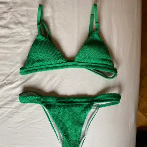 Snygg bikini från shein i en ursnygg grön färg!! Använd dn gång och är tvättad. Stl M och passar mig som har M i vanmiga fall!