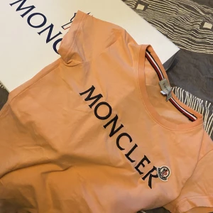 Moncler t-shirt (äkta) - Hej! Jag säljer min moncler t shirt för att den ej kommer till användning längre. Har använt den cirka 4-3 gånger.🩷ordinarie pris är 2500. 